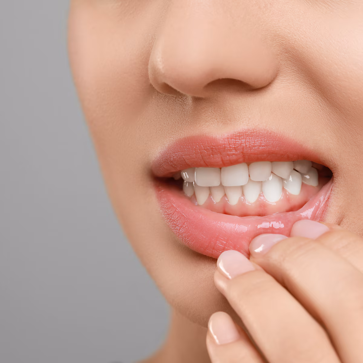 primer plano de corona dental sostenida por el dentista en clínica dental Málaga