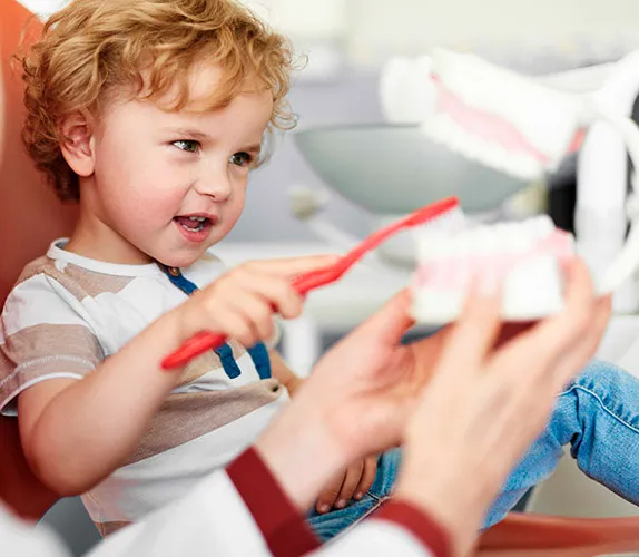 primer plano de corona dental sostenida por el dentista en clínica dental Málaga